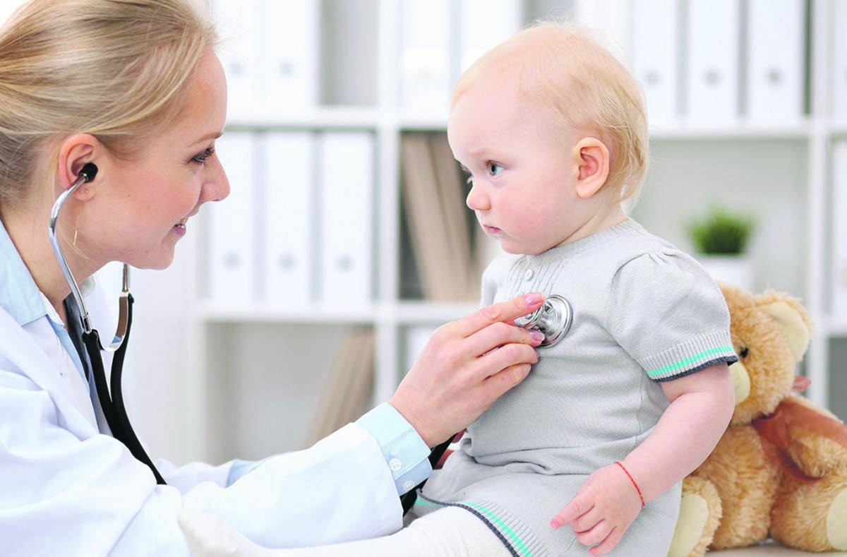 Важно следить за здоровьем ребенка. Малыш на приеме у врача.